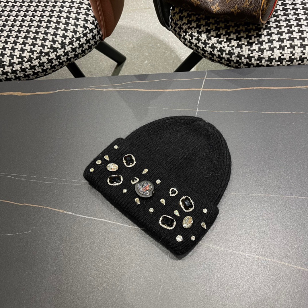 NO:191011,Angora rabbit wool knitted thick flip wool hat at the end of the year. The super fairy knitted hat with a beautiful Angora rabbit wool. The color is very sweet, huge and versatile, not picky in the head shape, and the touch is extremely soft and glutinous. High elastic rabbit wool does not deform, hat, Moncler, hats19860909蒙口秋冬安哥拉兔毛羊毛针织厚翻边毛线帽 年末重磅高颜值仙女针织帽,超仙的安哥拉兔羊毛, 色系很甜美,巨百搭,不挑头型,手感软糯无比 高弹力兔羊毛不变形,帽子,Moncler,hats,hat