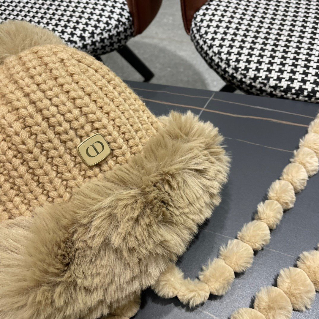 迪奥Dior秋冬新款可爱毛球系带护耳帽保暖雷锋帽女加绒加厚针织毛线帽子