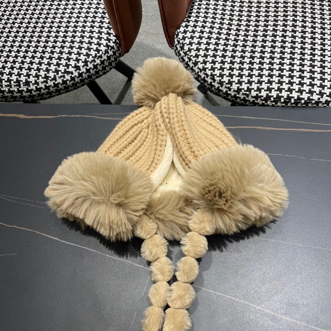 迪奥Dior秋冬新款可爱毛球系带护耳帽保暖雷锋帽女加绒加厚针织毛线帽子