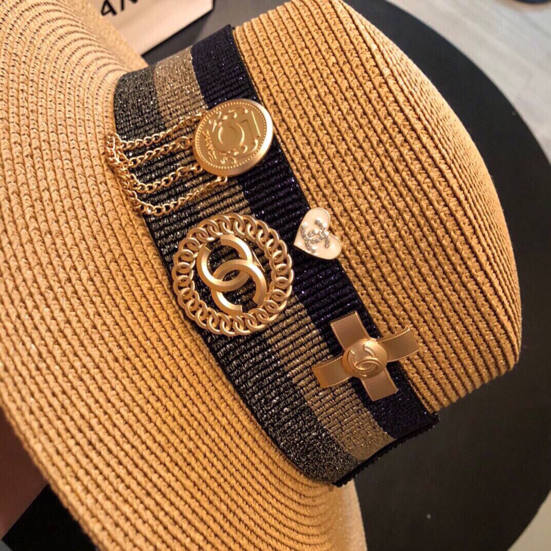 香奈儿CHANEL草帽，徽章小香‮合组‬设计 官方同步，原单品质，重工定制，独一无二，欧美时尚大牌！