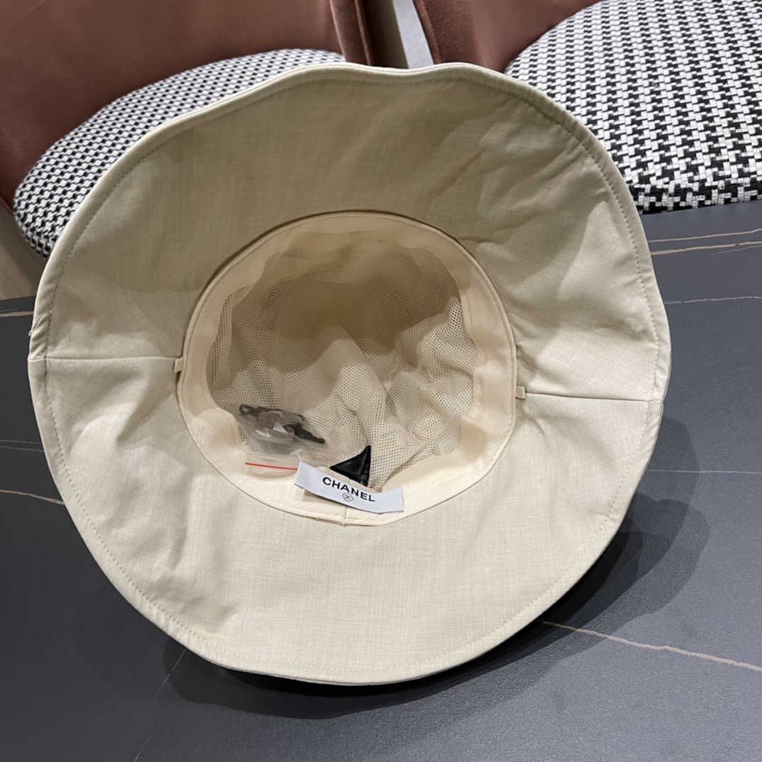 【Chanel香奈儿】2024新款大沿遮阳渔夫帽～简约大气
🔅小香风遮阳效果一绝、随意折叠都不会变形