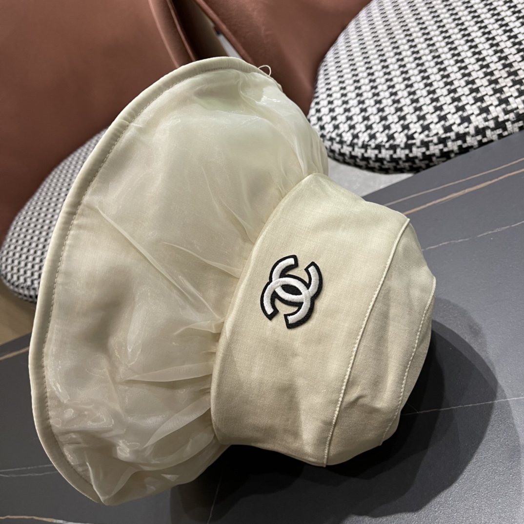 【Chanel香奈儿】2024新款大沿遮阳渔夫帽～简约大气
🔅小香风遮阳效果一绝、随意折叠都不会变形