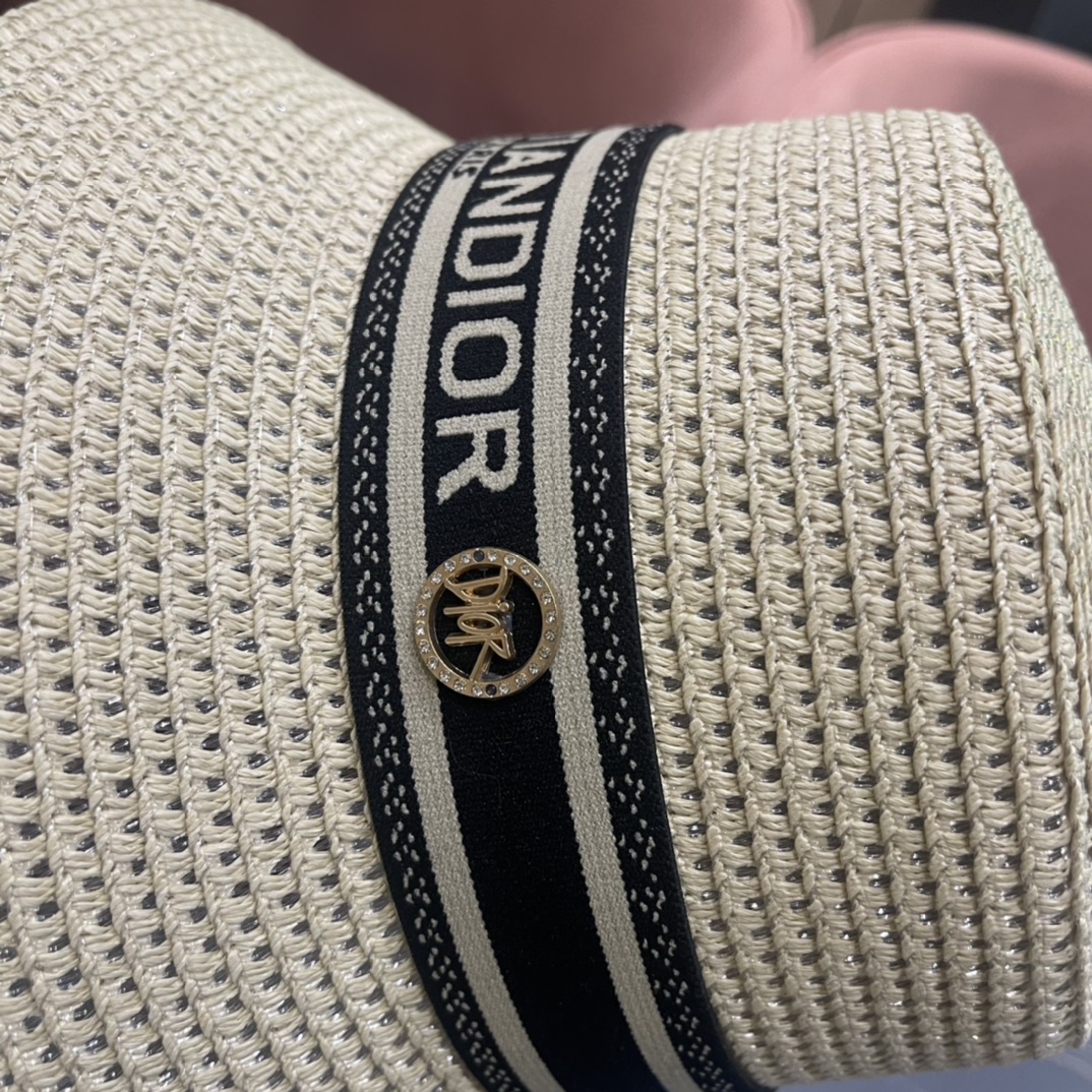 【DIOR迪奥】2026春款新款草编遮阳草帽🤩沙滩风，简约大方，百搭单品～出街首选，新款帽型超美腻，新品上架