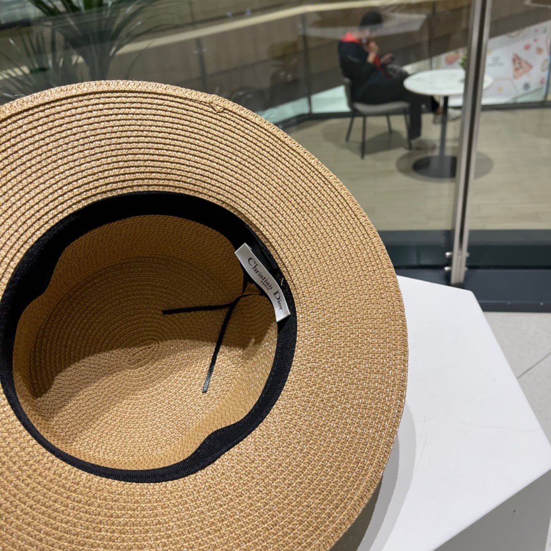  DIOR👒迪奥 春夏新款平顶草帽👏草编平顶遮阳草帽非常透气🤩沙滩风，简约大方，百搭单品～出街首选，新款