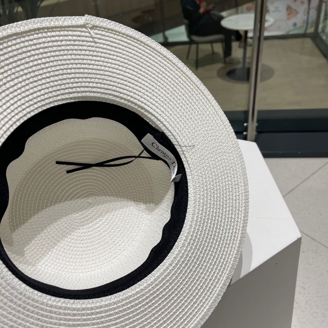  DIOR👒迪奥 春夏新款平顶草帽👏草编平顶遮阳草帽非常透气🤩沙滩风，简约大方，百搭单品～出街首选，新款