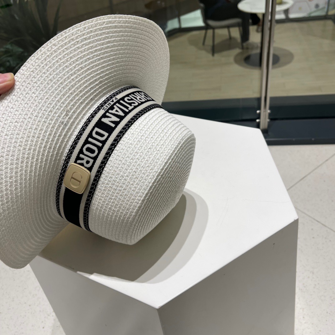  DIOR👒迪奥 春夏新款平顶草帽👏草编平顶遮阳草帽非常透气🤩沙滩风，简约大方，百搭单品～出街首选，新款