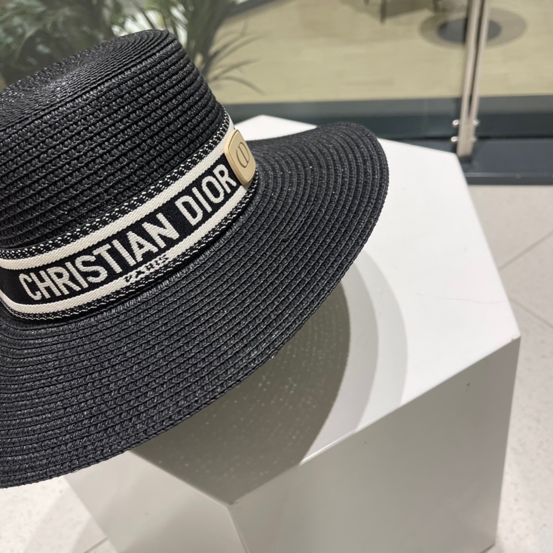  DIOR👒迪奥 春夏新款平顶草帽👏草编平顶遮阳草帽非常透气🤩沙滩风，简约大方，百搭单品～出街首选，新款