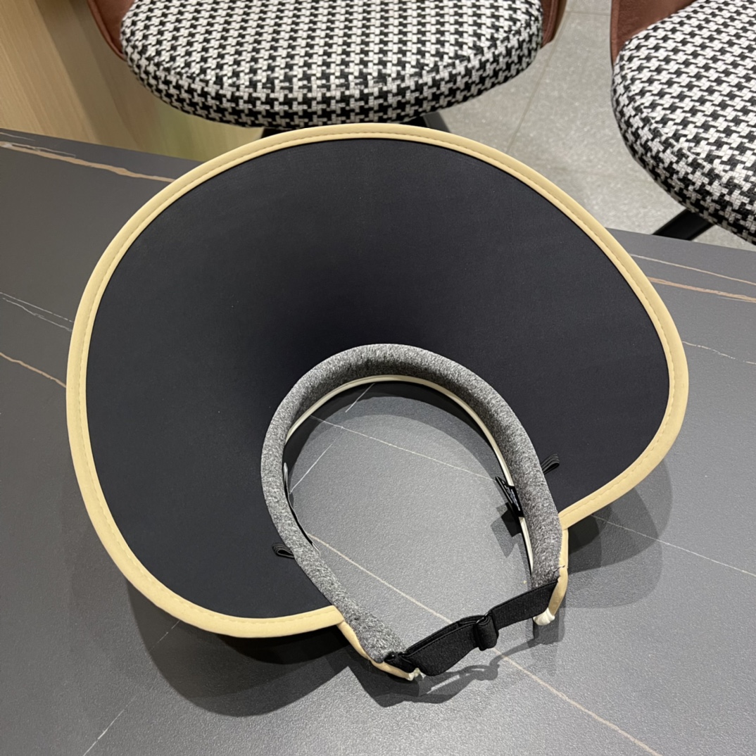 
2024香奈儿新款空顶帽拼色变设计，版型正！防紫外线，夏季必入！