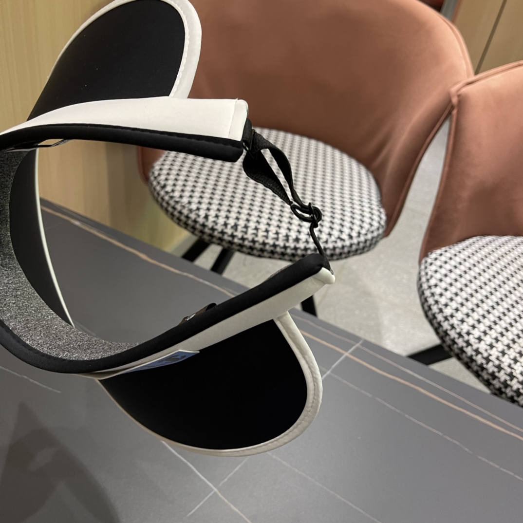 
2024香奈儿新款空顶帽拼色变设计，版型正！防紫外线，夏季必入！