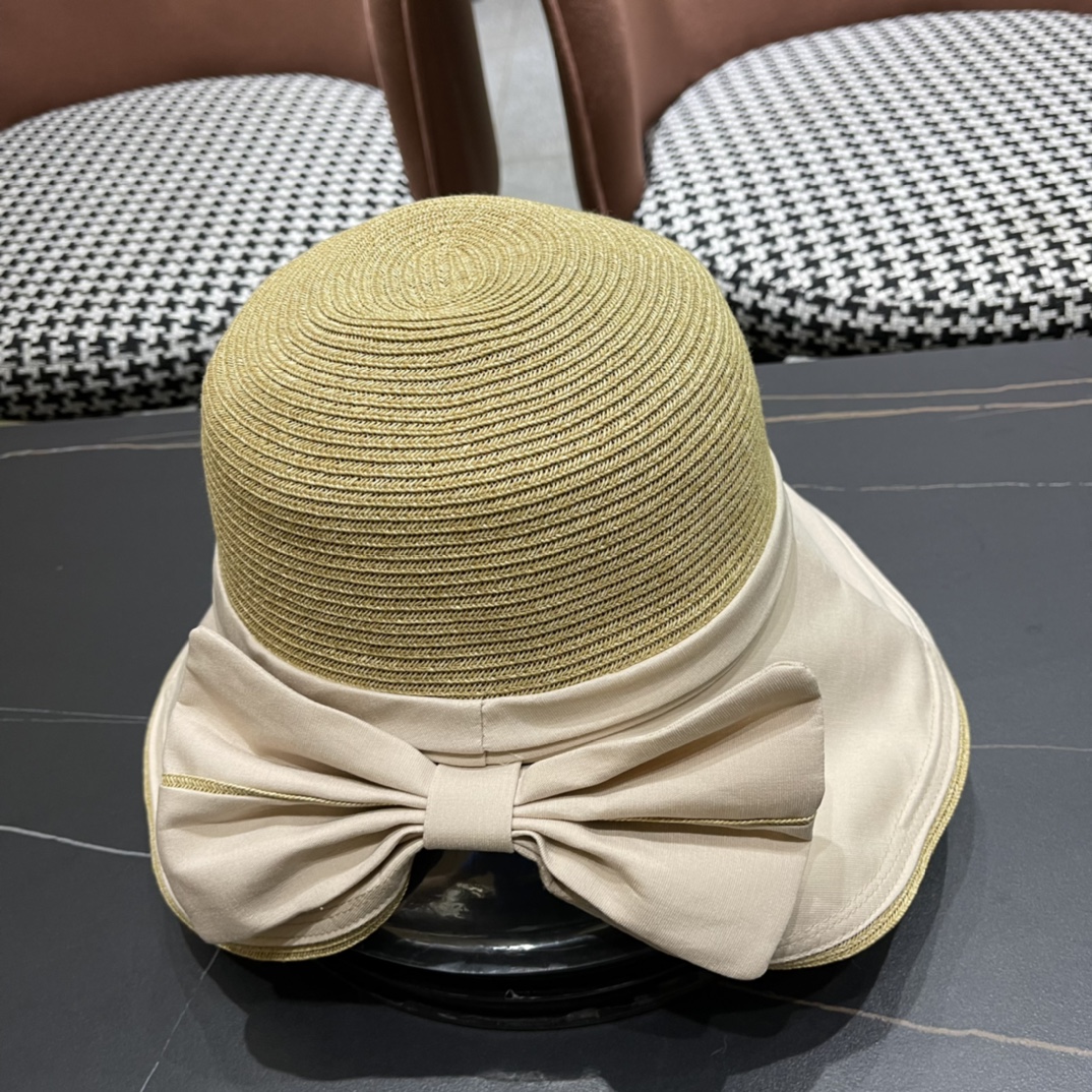 普拉达春新款渔夫帽，帽型很好，大脸型哦！出街必备