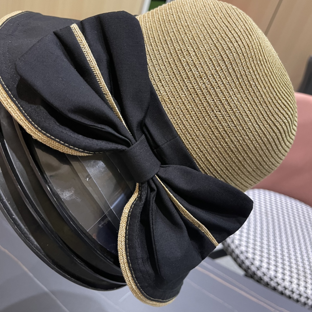 普拉达春新款渔夫帽，帽型很好，大脸型哦！出街必备