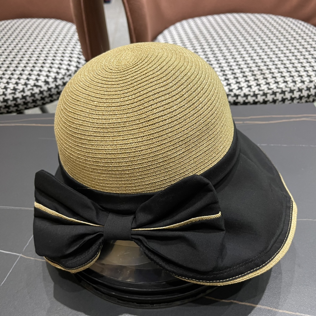 普拉达春新款渔夫帽，帽型很好，大脸型哦！出街必备