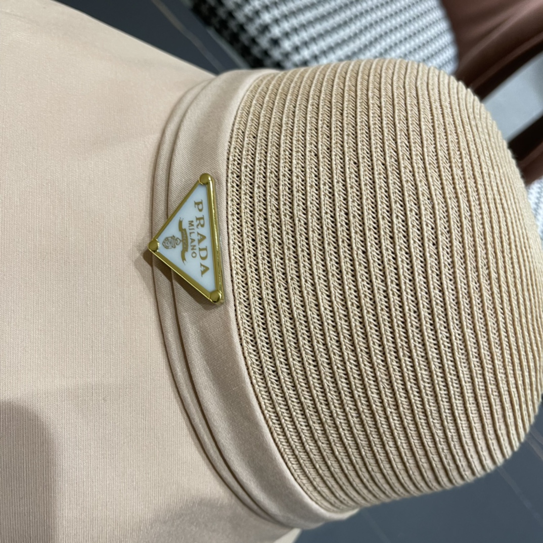 普拉达春新款渔夫帽，帽型很好，大脸型哦！出街必备