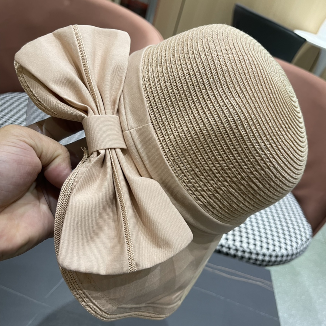 普拉达春新款渔夫帽，帽型很好，大脸型哦！出街必备