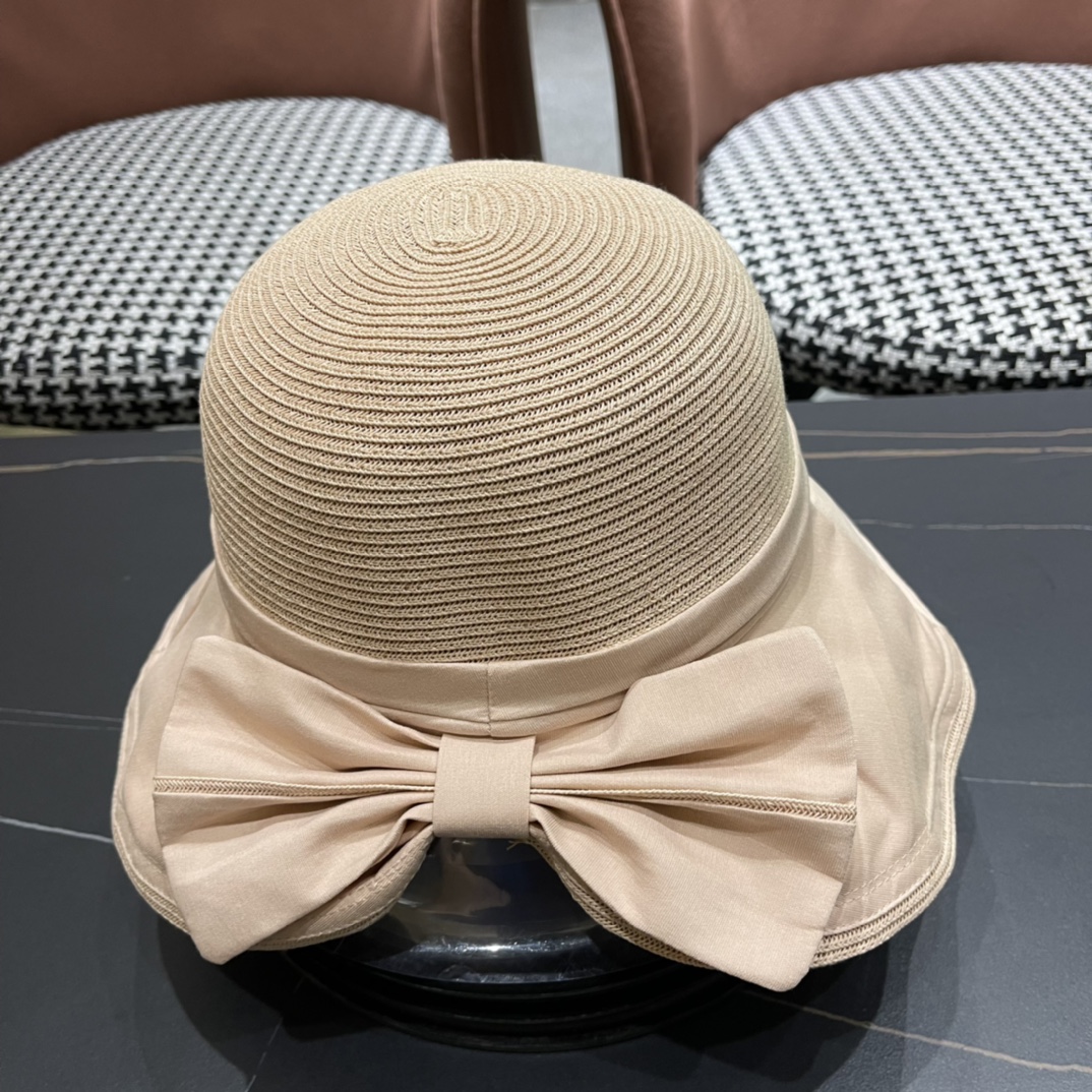 普拉达春新款渔夫帽，帽型很好，大脸型哦！出街必备