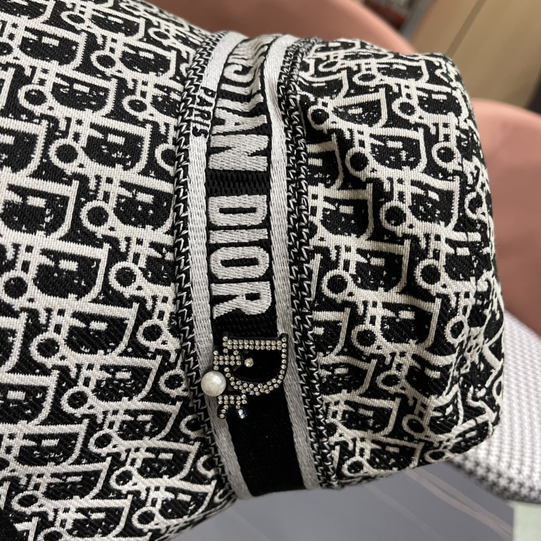  爆款到货Dior 迪奥 新款原单渔夫帽， 精致純也格调很有感觉，很酷很时尚，专柜断货热门，质量超赞