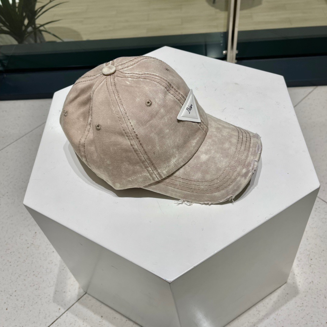 Dior迪奥新款棒球帽超有小心机的设计爱心刺绣带字母小标志可爱又有设计感不规则破洞帽檐简单又不单调