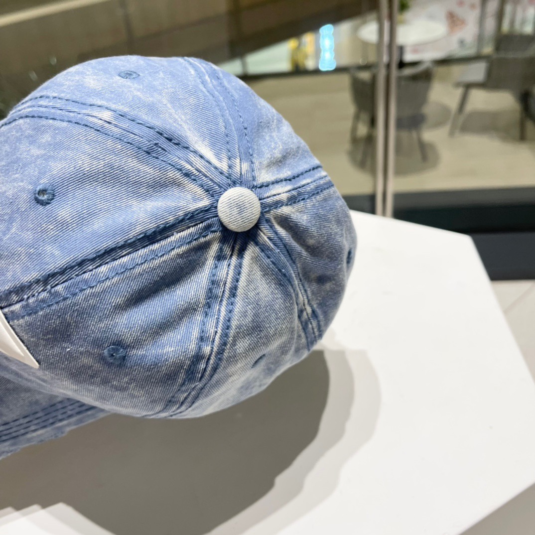 Dior迪奥新款棒球帽超有小心机的设计爱心刺绣带字母小标志可爱又有设计感不规则破洞帽檐简单又不单调
