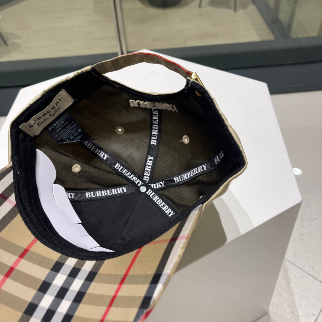 Burberry（巴宝莉）立体绣，原单棒球帽  专柜热卖款纯棉内里，轻盈透气。完美版型，对格精准无误，