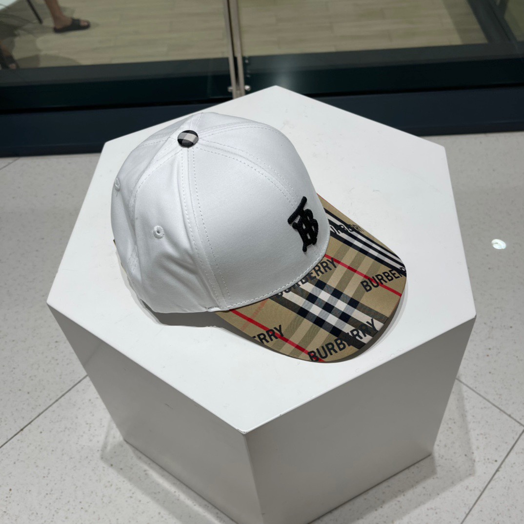  Burberry（巴宝莉）立体绣，原单棒球帽  专柜热卖款纯棉内里，轻盈透气。完美版型，对格精准无误，