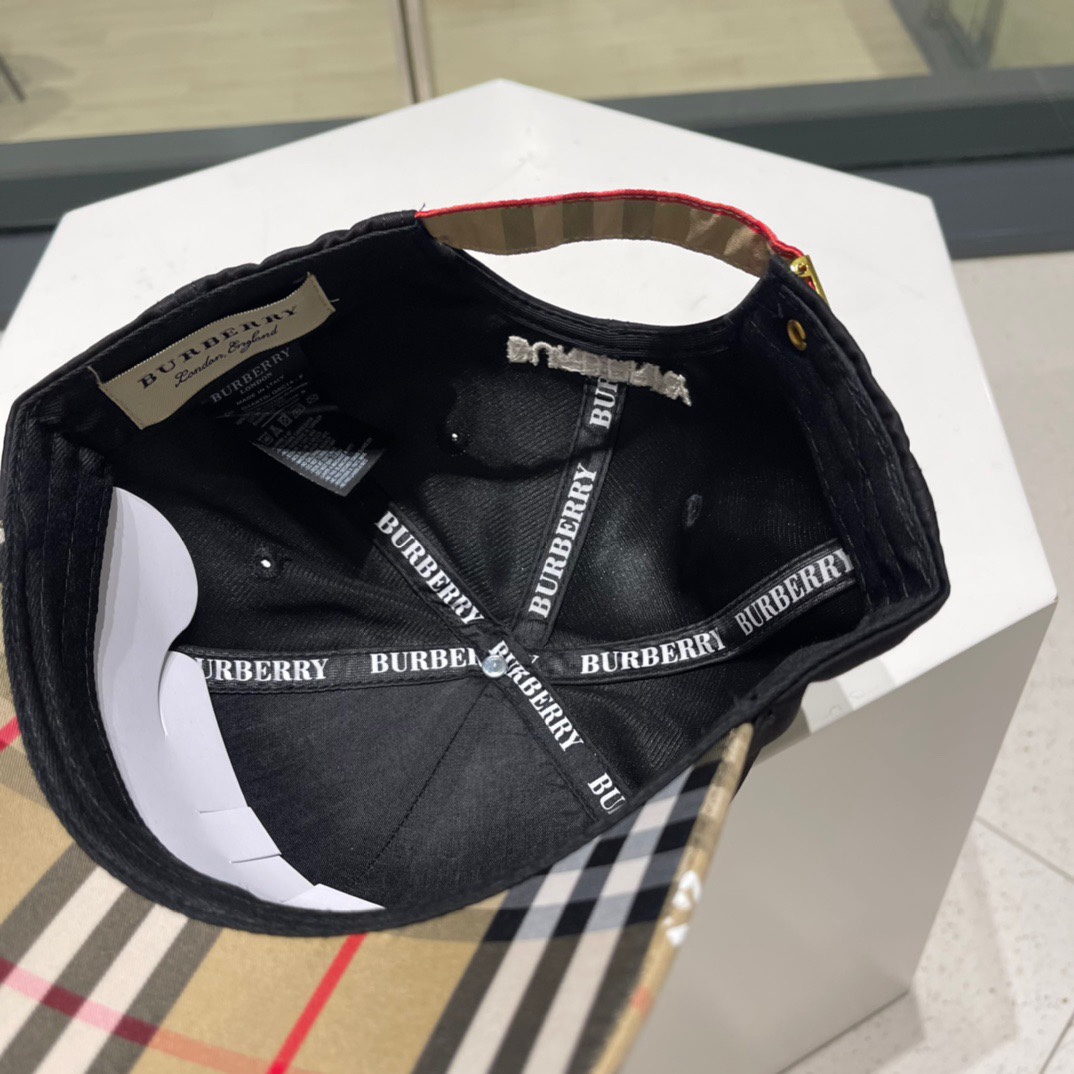  Burberry（巴宝莉）立体绣，原单棒球帽  专柜热卖款纯棉内里，轻盈透气。完美版型，对格精准无误，