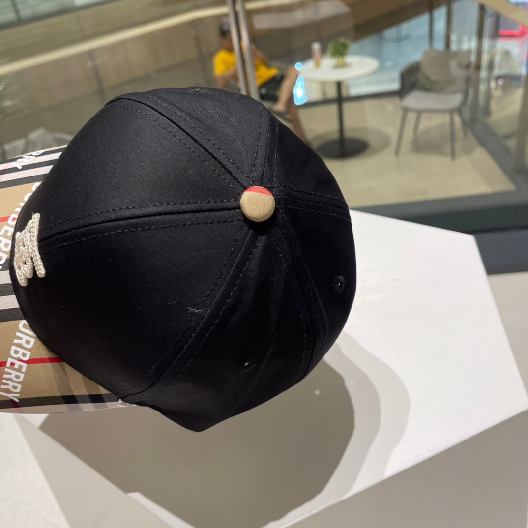 Burberry（巴宝莉）立体绣，原单棒球帽  专柜热卖款纯棉内里，轻盈透气。完美版型，对格精准无误，