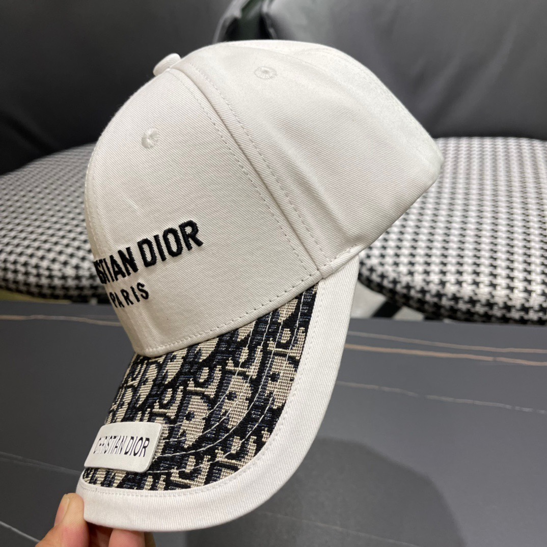 
DIOR迪奥
官网同步新款发布2024棒球帽🧢超级火爆，男女必备，