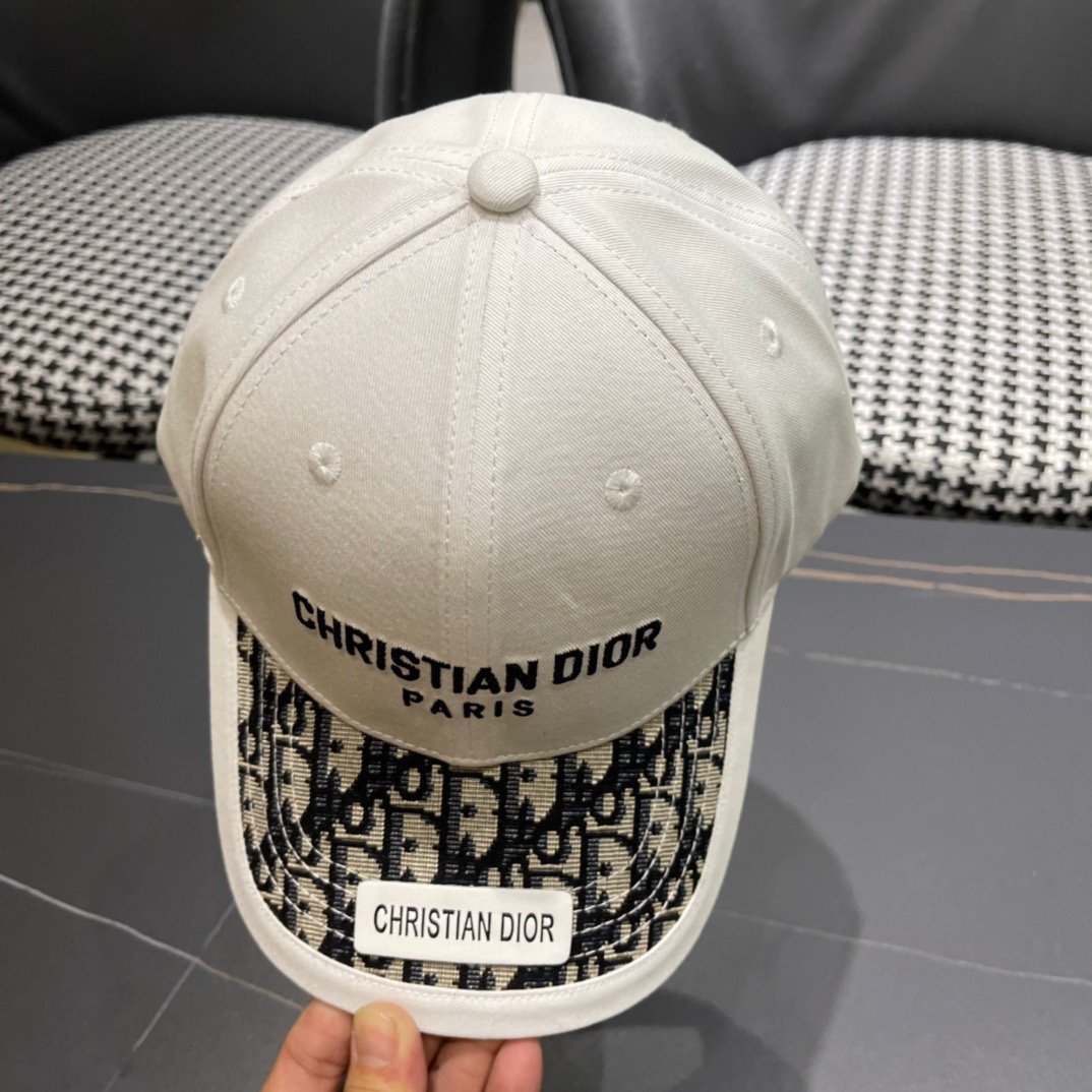 
DIOR迪奥
官网同步新款发布2024棒球帽🧢超级火爆，男女必备，