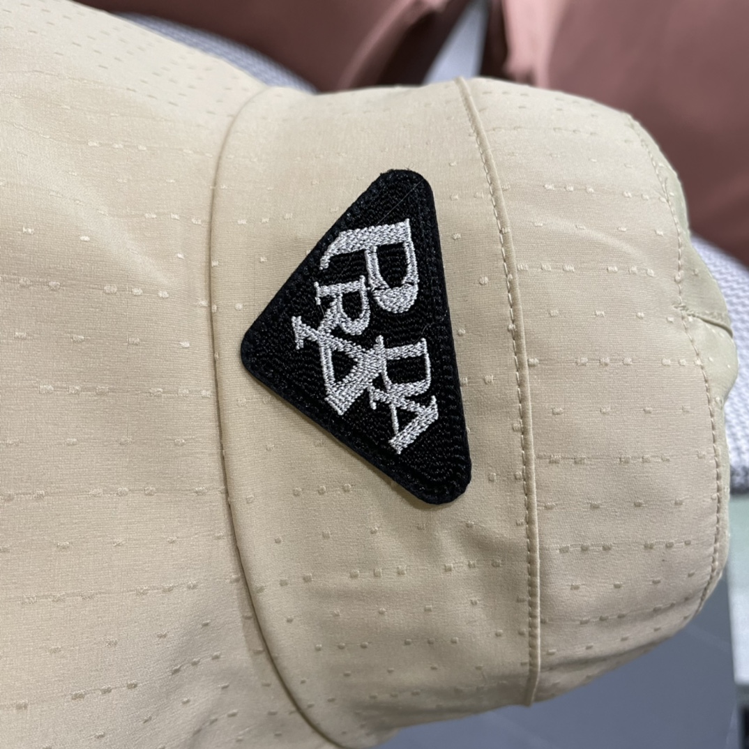 【PRADA普拉达】2024新款三角标遮阳渔夫帽～简约大气沙滩风