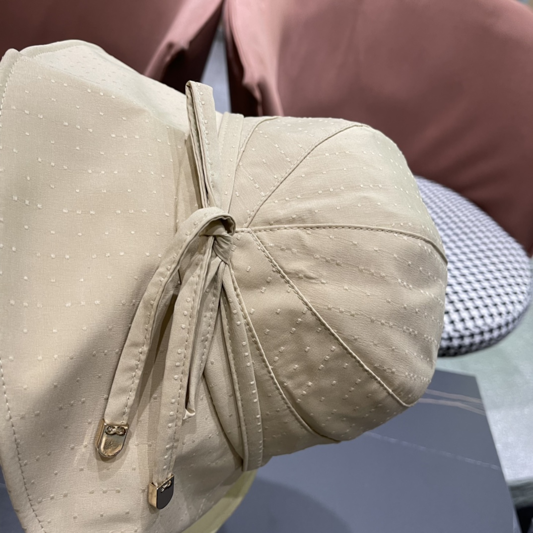 【PRADA普拉达】2024新款三角标遮阳渔夫帽～简约大气沙滩风