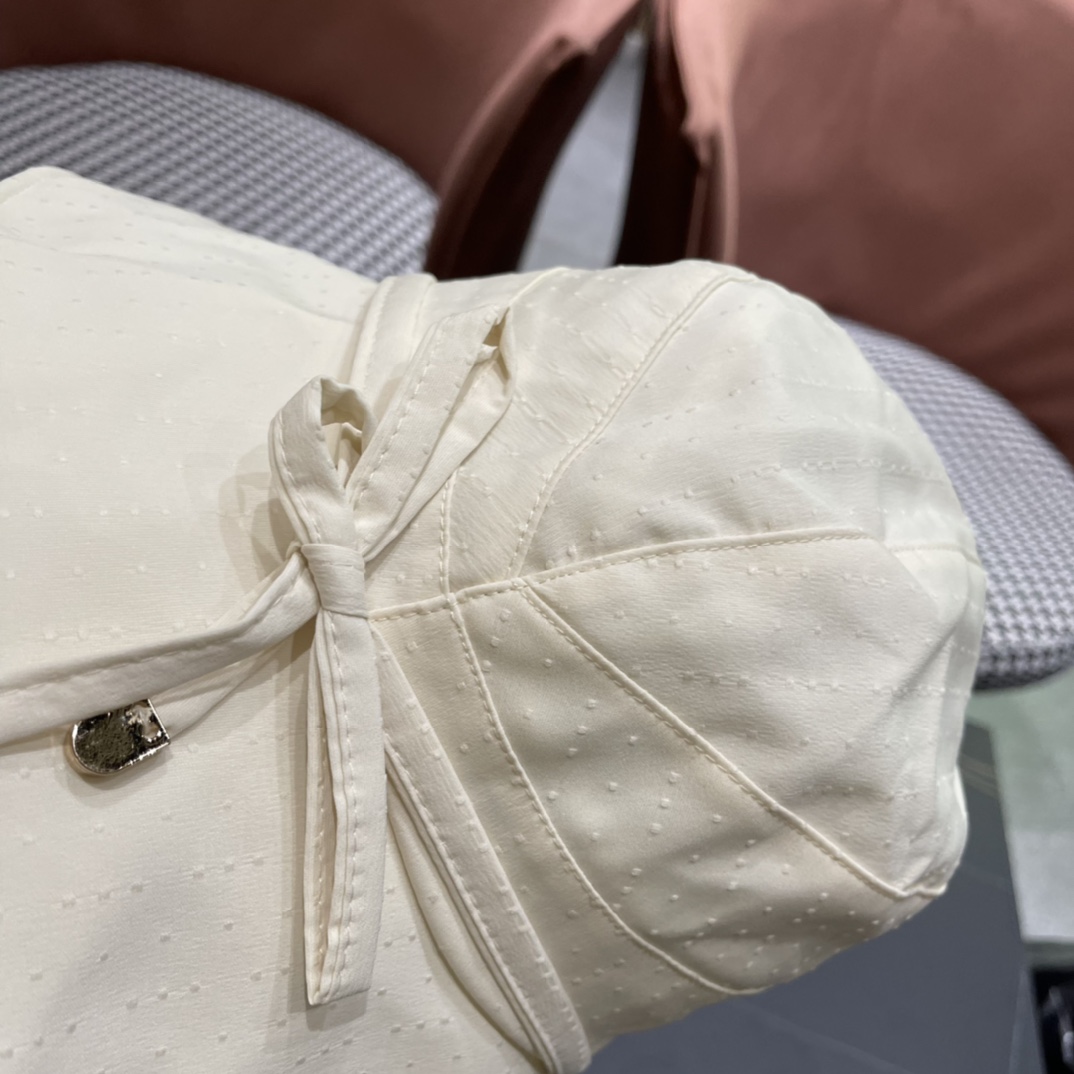 【PRADA普拉达】2024新款三角标遮阳渔夫帽～简约大气沙滩风