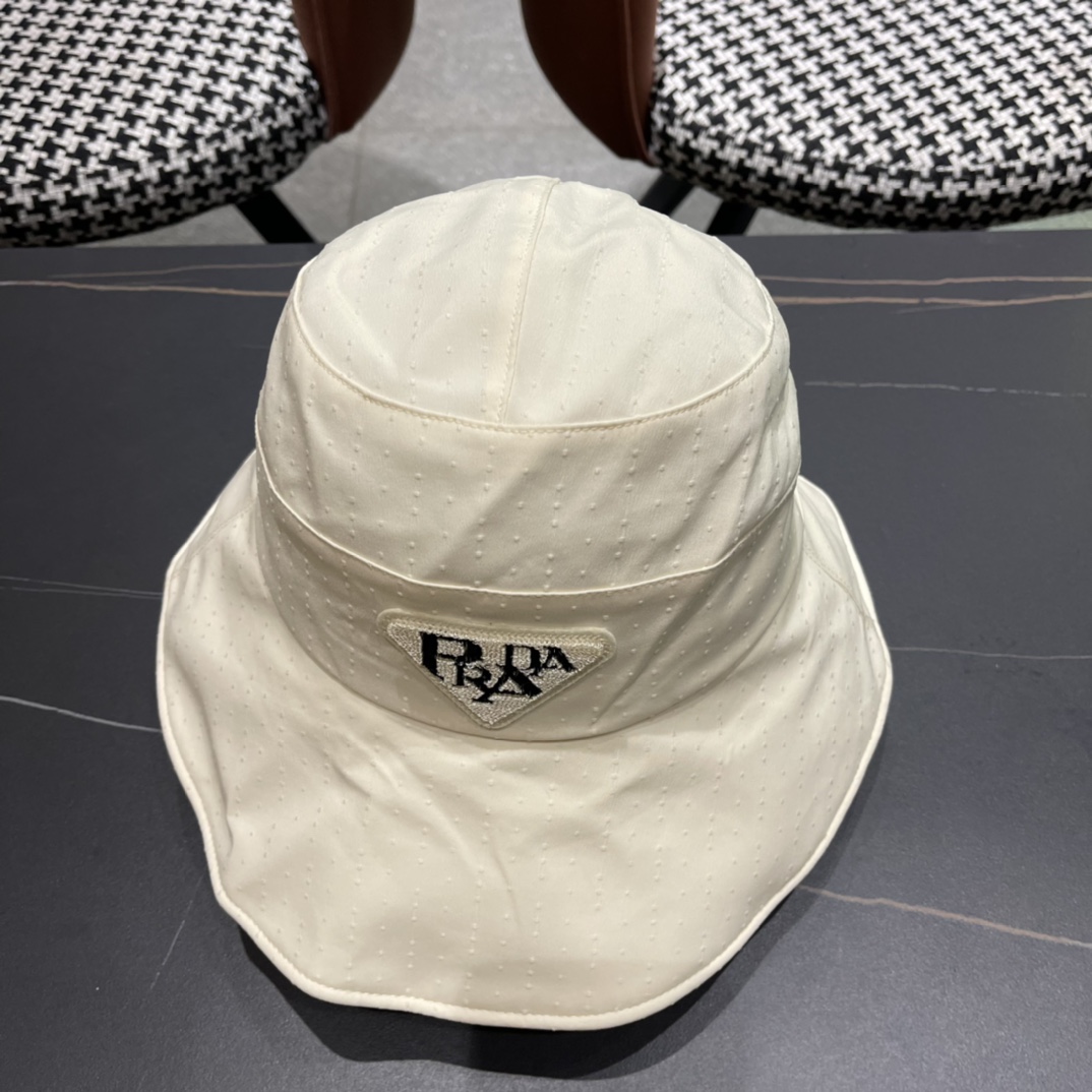【PRADA普拉达】2024新款三角标遮阳渔夫帽～简约大气沙滩风