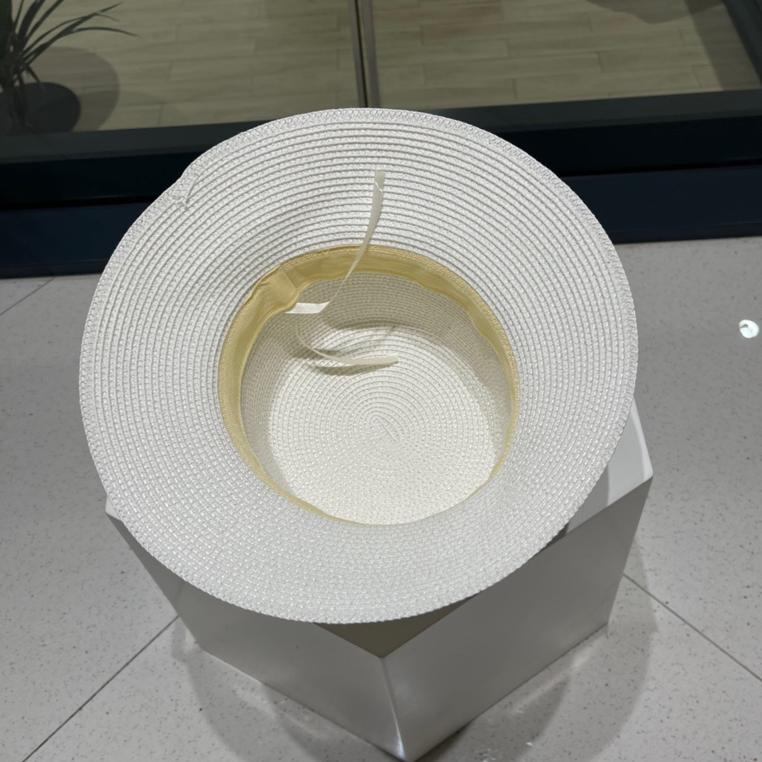  赛琳】2023的新款草编遮阳草帽盆帽🤩沙滩风，简约大方，百搭单品～出街首选，新款帽型超美腻，新品上架