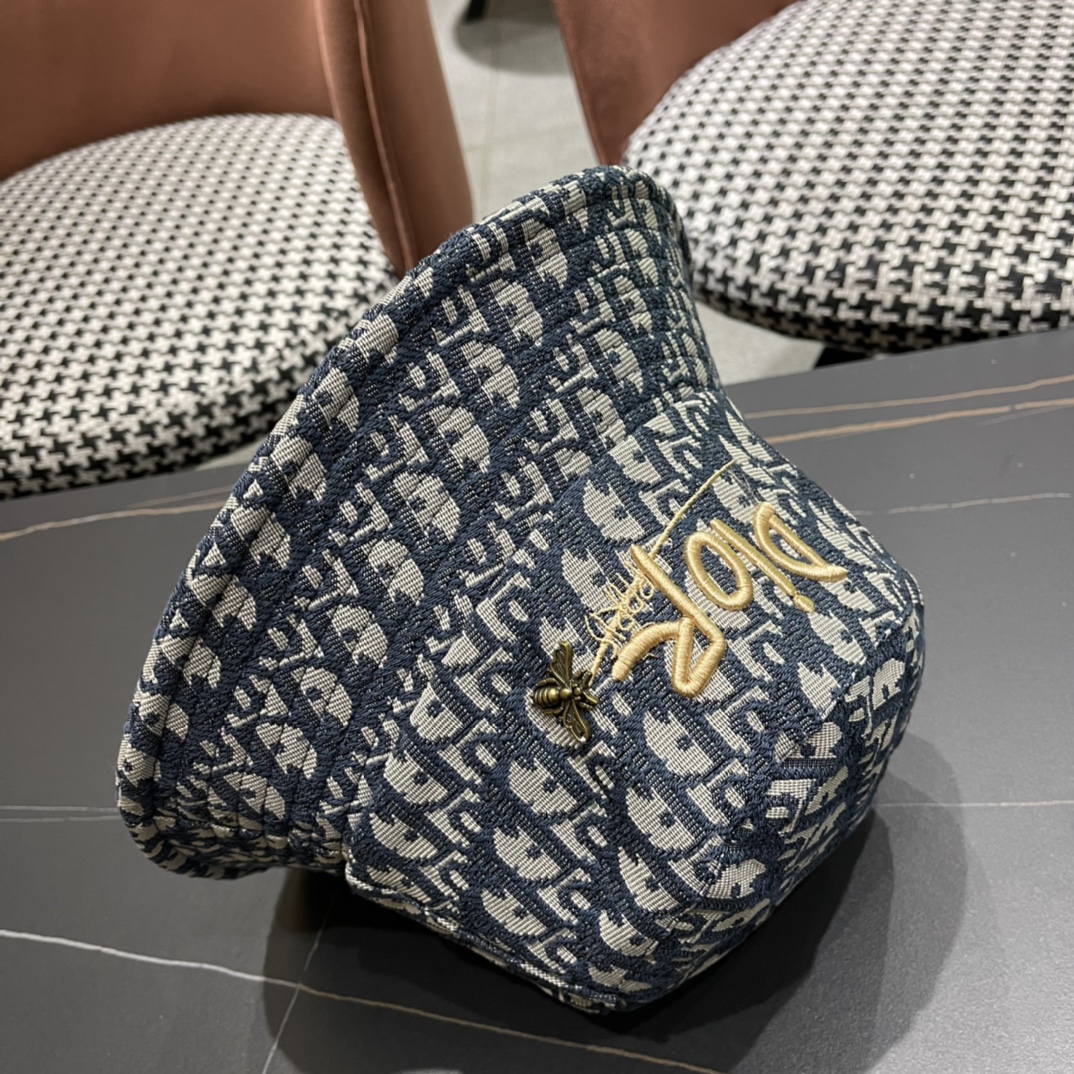  Dior 迪奥 新款原单渔夫帽， 精致純也格调很有感觉，很酷很时尚，专柜断货热门，质量超赞