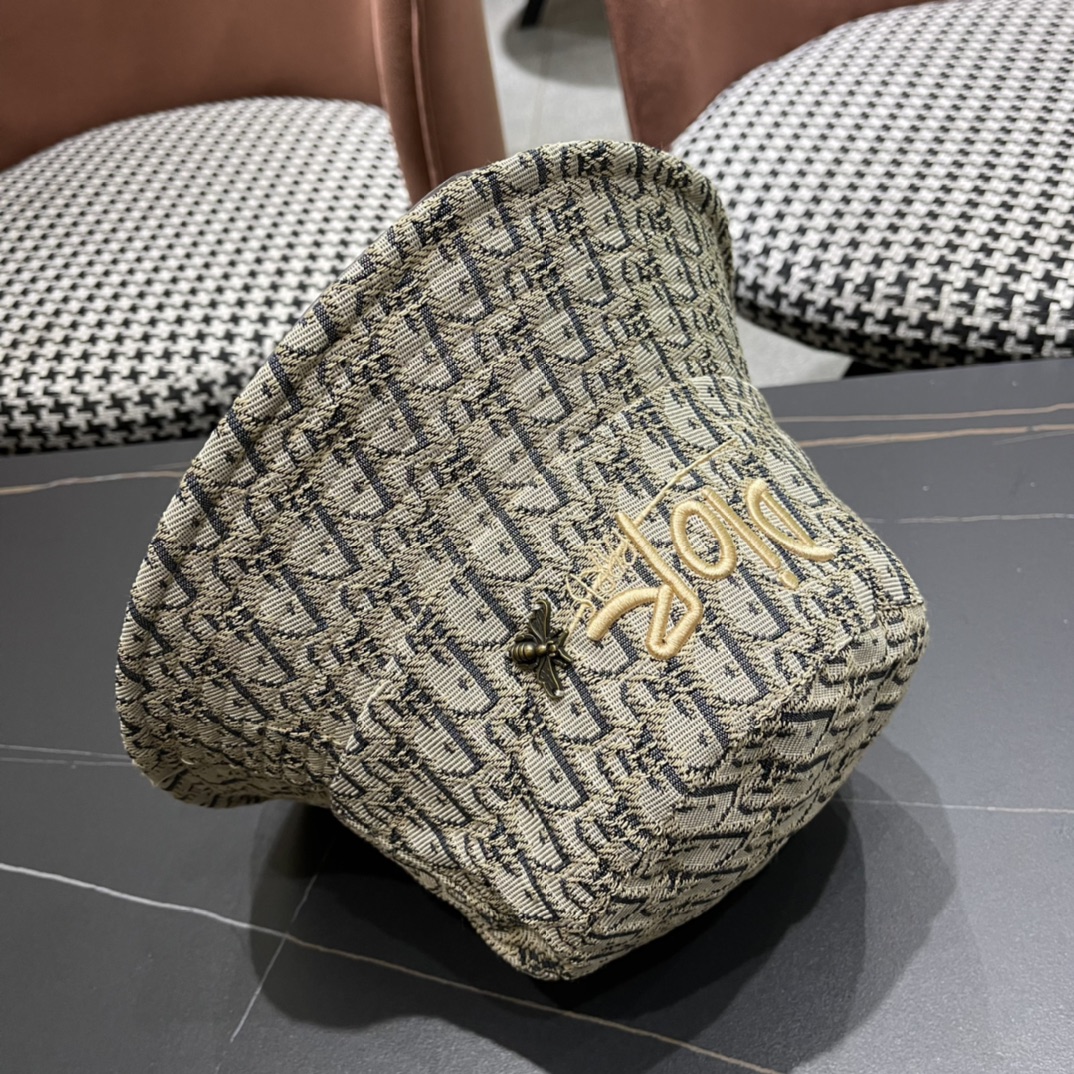  Dior 迪奥 新款原单渔夫帽， 精致純也格调很有感觉，很酷很时尚，专柜断货热门，质量超赞