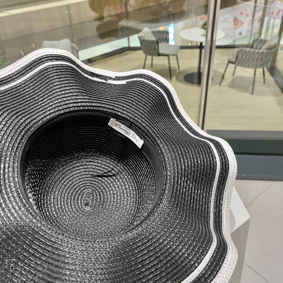   Celine赛琳夏季新款草帽，遮阳太阳帽，沙滩帽，百褶款太阳帽，头围57cm