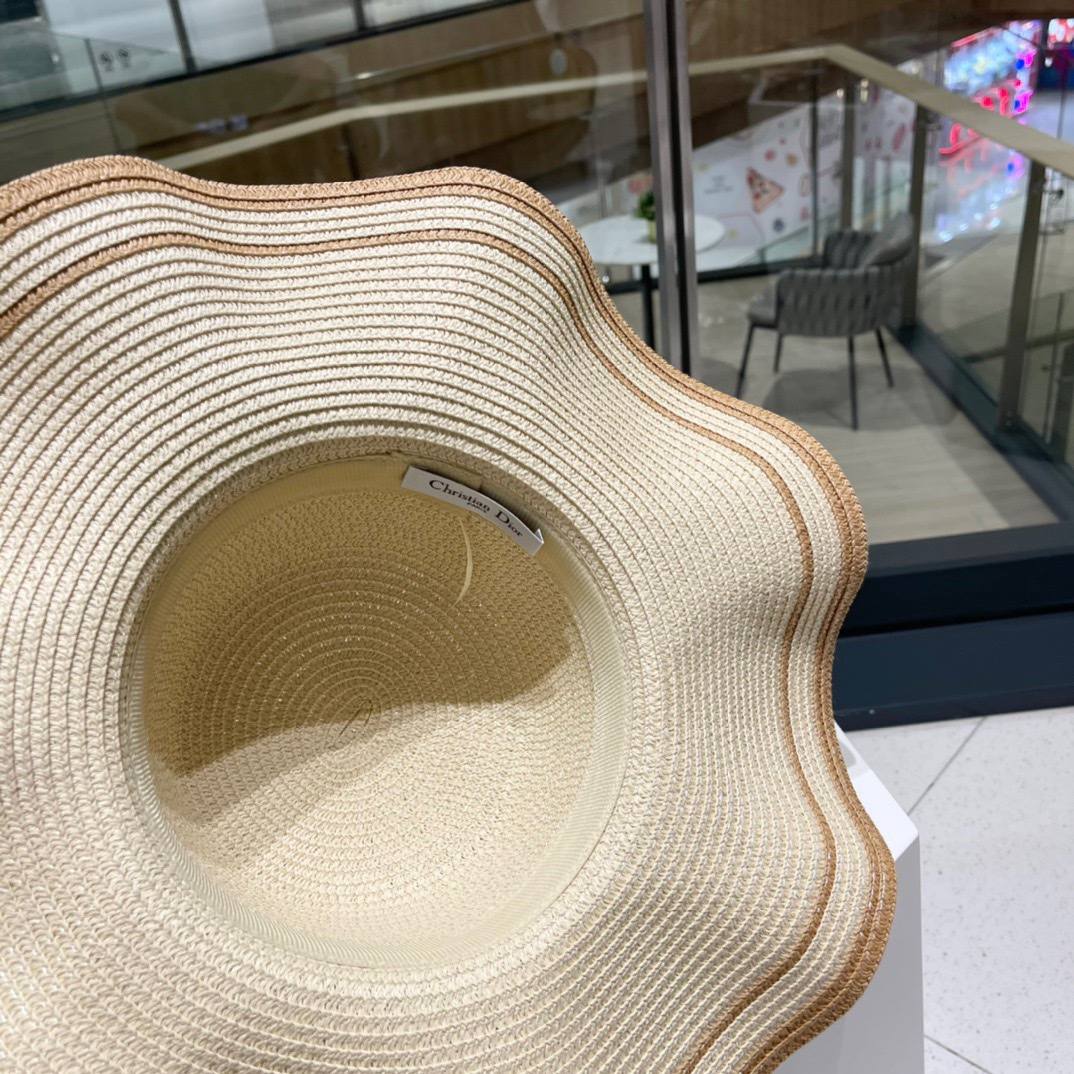   Celine赛琳夏季新款草帽，遮阳太阳帽，沙滩帽，百褶款太阳帽，头围57cm