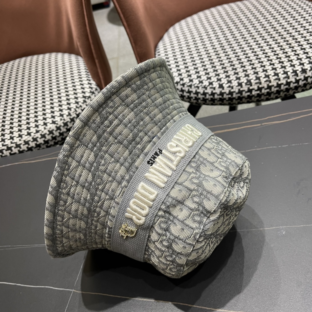 迪奥Dior😍官网最新迪奥logo渔夫帽，防晒指数超高，可随意折叠，携带方便🤗