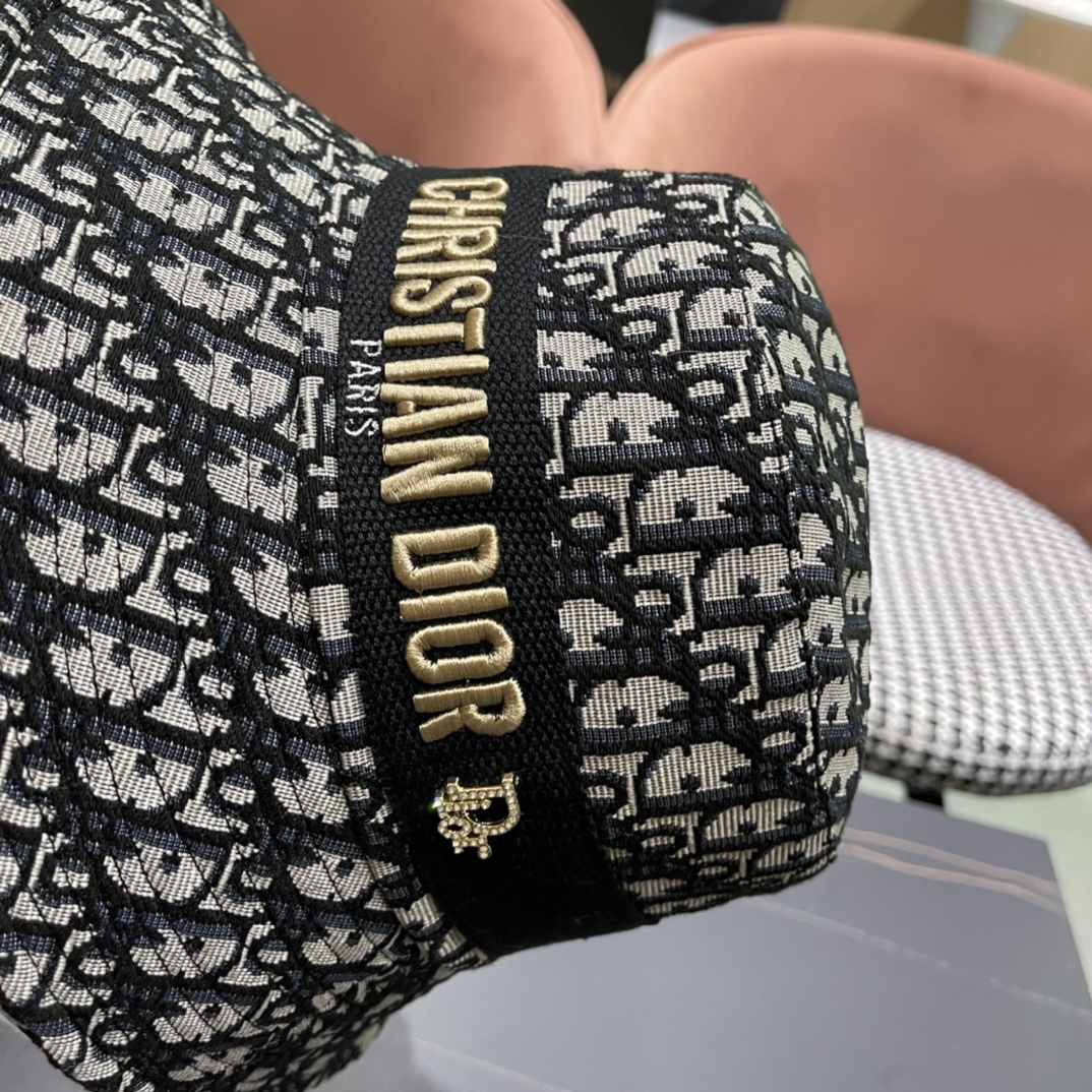 迪奥Dior😍官网最新迪奥logo渔夫帽，防晒指数超高，可随意折叠，携带方便🤗