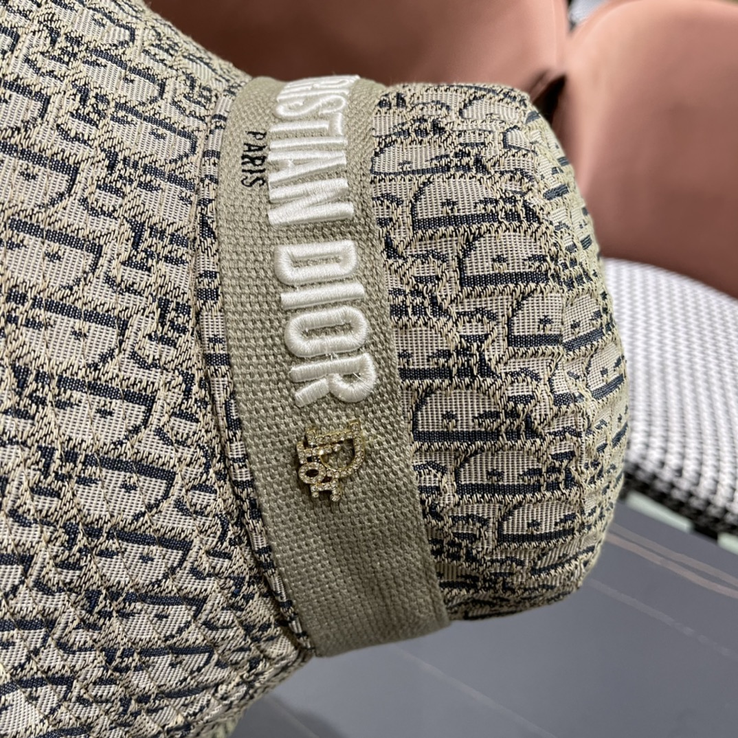 迪奥Dior😍官网最新迪奥logo渔夫帽，防晒指数超高，可随意折叠，携带方便🤗