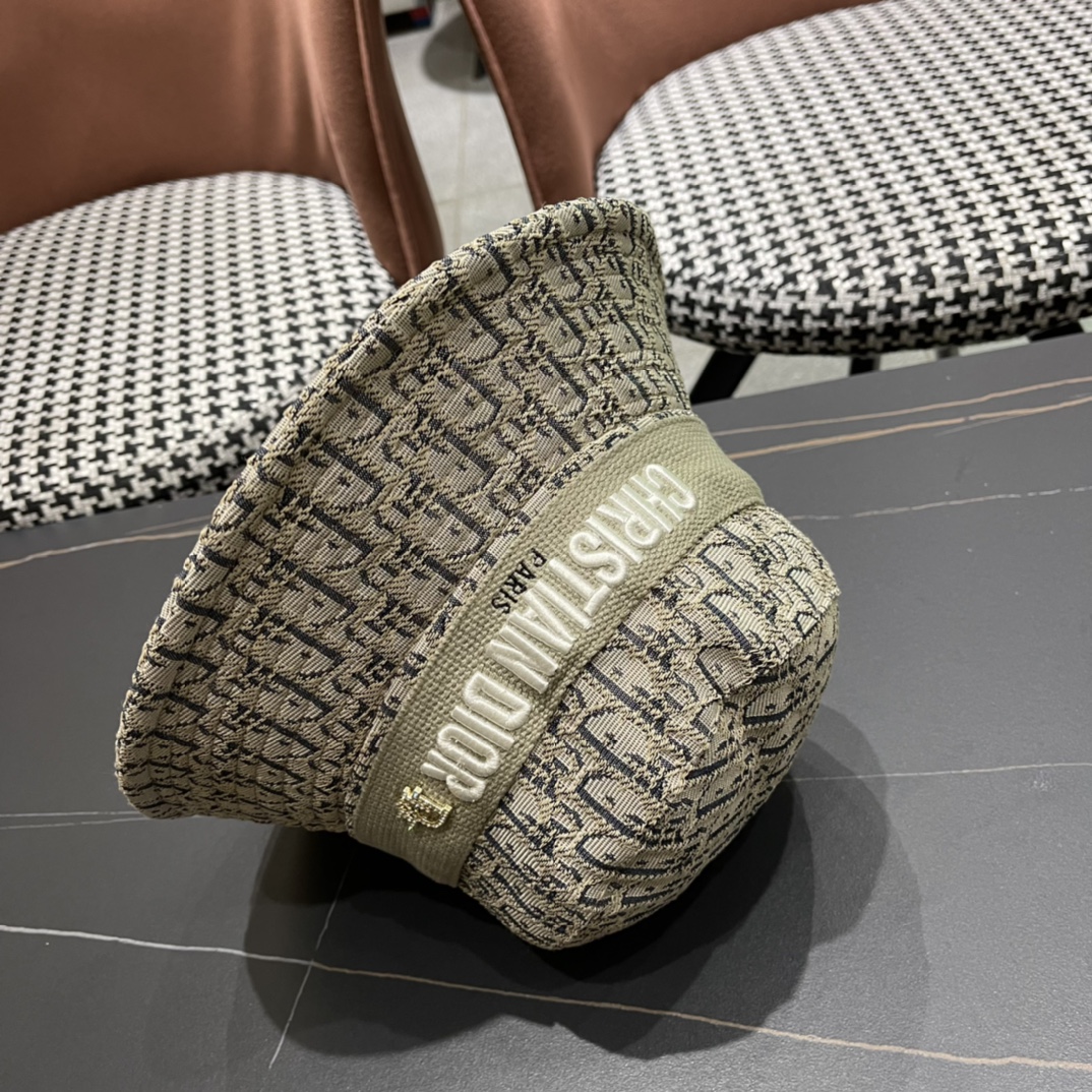 迪奥Dior😍官网最新迪奥logo渔夫帽，防晒指数超高，可随意折叠，携带方便🤗