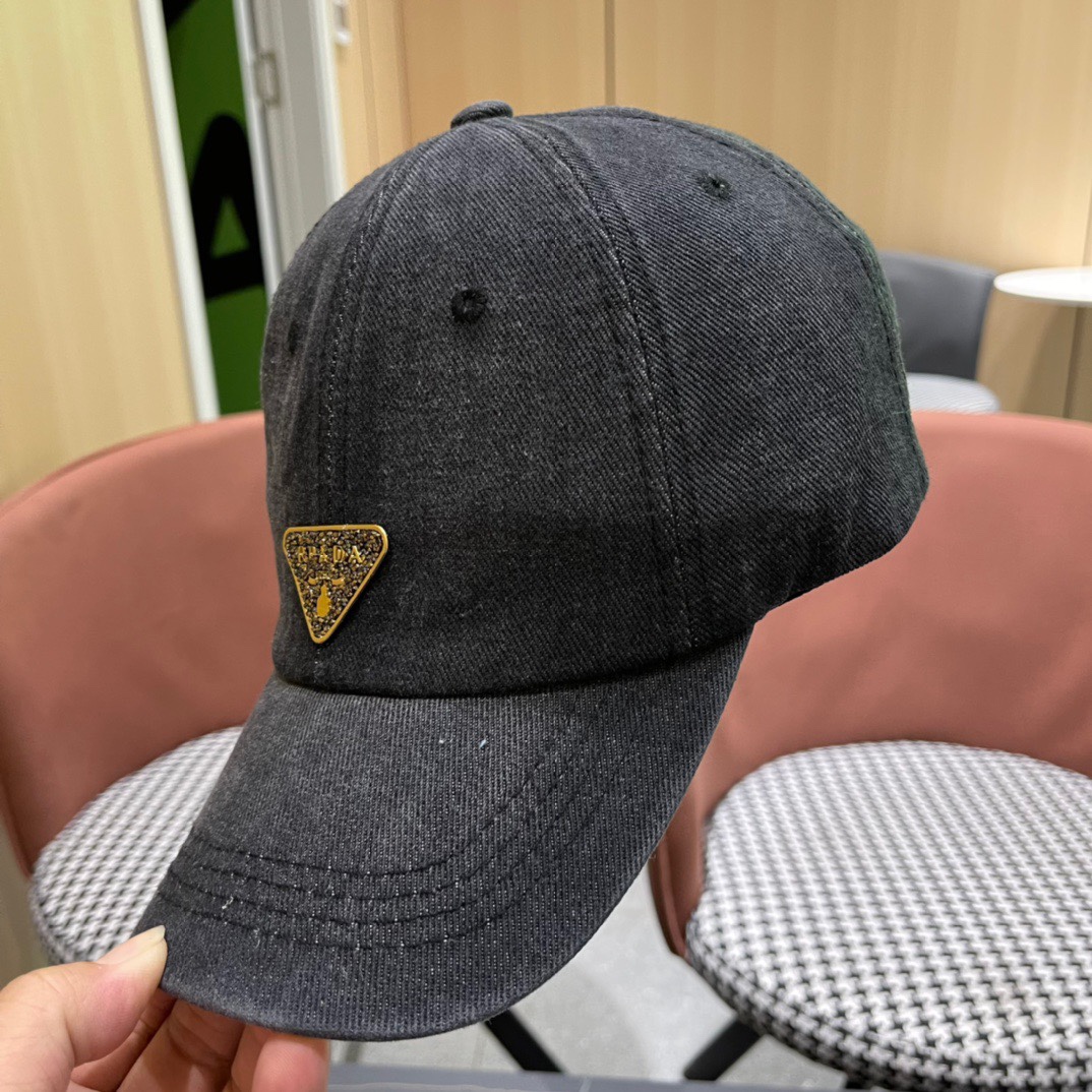  普拉达Prada 2024新款经典三角标牛仔棒球帽🧢日常刚需 颜色完美 帽型正点 简直谁戴都好看🧐质量