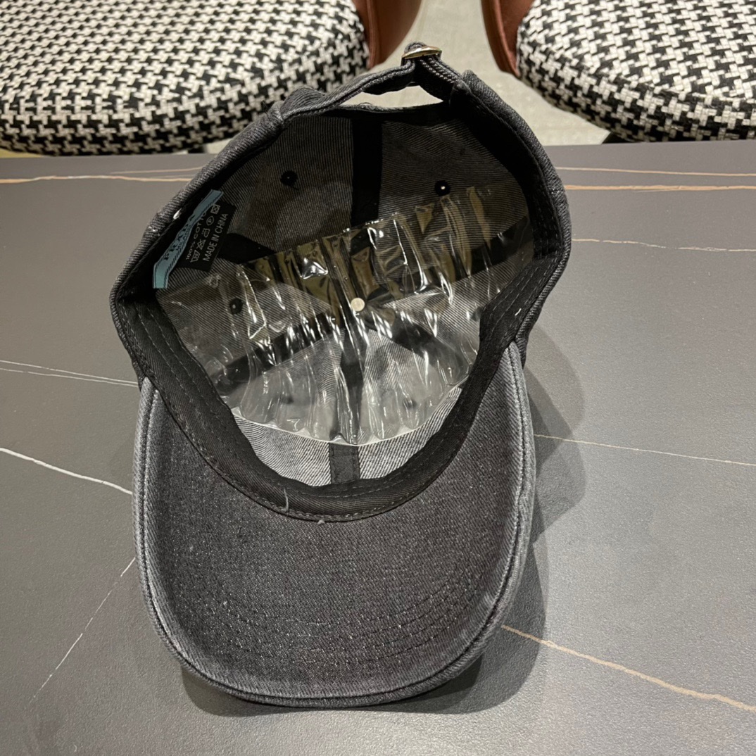  普拉达Prada 2024新款经典三角标牛仔棒球帽🧢日常刚需 颜色完美 帽型正点 简直谁戴都好看🧐质量