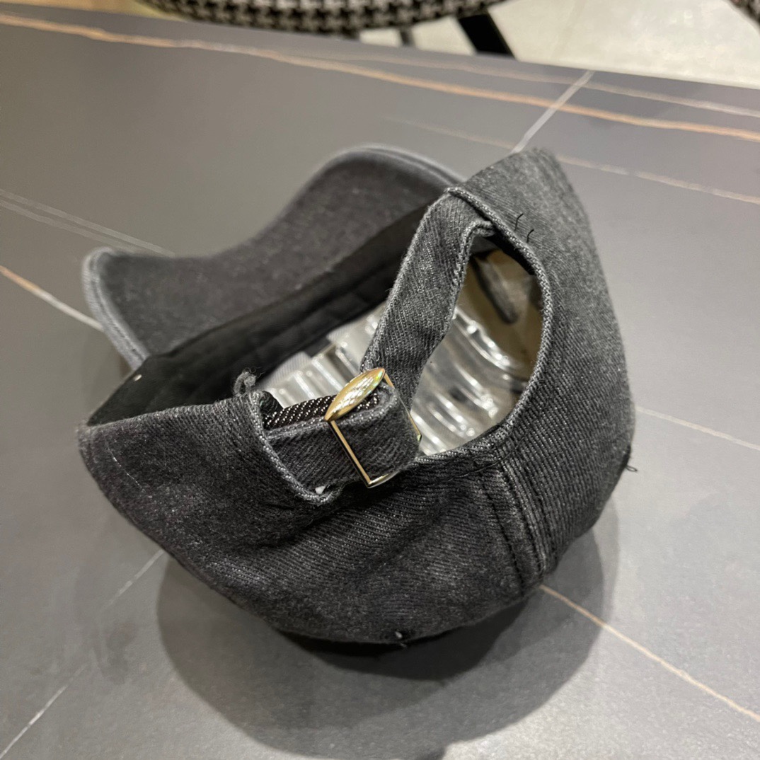  普拉达Prada 2024新款经典三角标牛仔棒球帽🧢日常刚需 颜色完美 帽型正点 简直谁戴都好看🧐质量