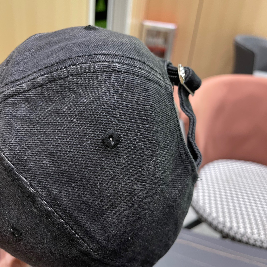  普拉达Prada 2024新款经典三角标牛仔棒球帽🧢日常刚需 颜色完美 帽型正点 简直谁戴都好看🧐质量