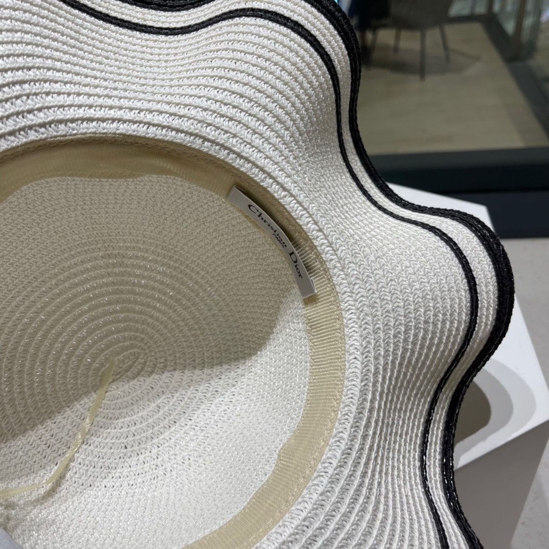 【DIOR迪奥】新款链条CD字母草编遮阳草帽盆帽🤩沙滩风，简约大方，百搭单品～出街首选，新款帽型超美腻，