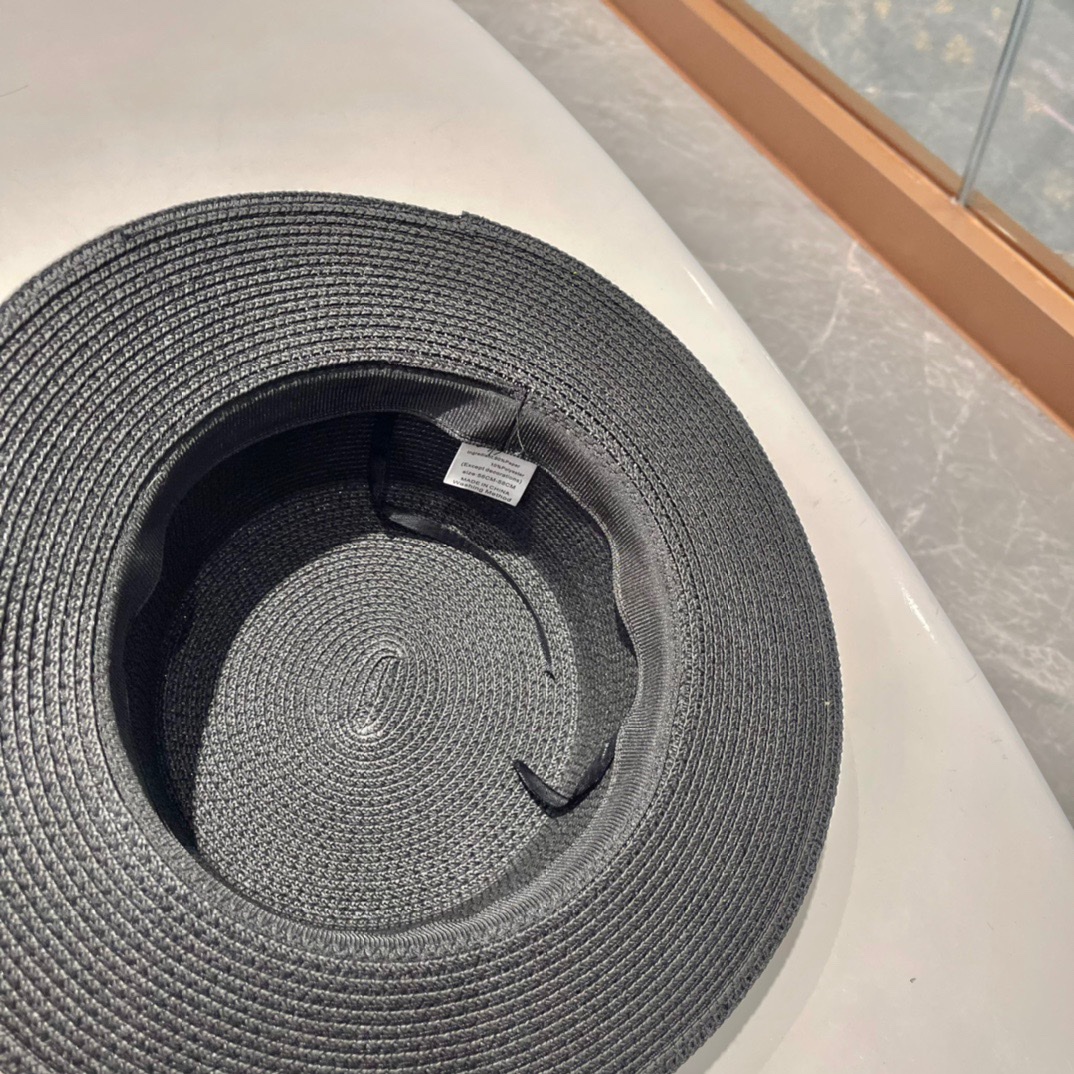  【PRADA普拉达】的新款草编遮阳草帽盆帽🤩沙滩风，简约大方，百搭单品～出街首选，新款帽型超美腻，新品