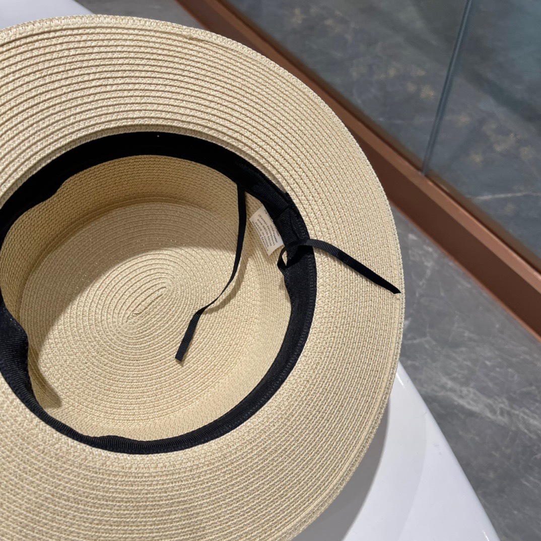  【PRADA普拉达】的新款草编遮阳草帽盆帽🤩沙滩风，简约大方，百搭单品～出街首选，新款帽型超美腻，新品