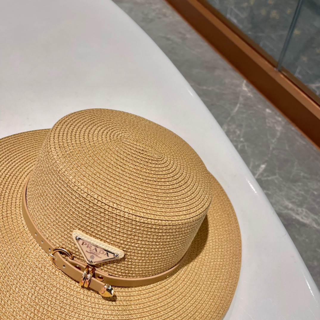  【PRADA普拉达】的新款草编遮阳草帽盆帽🤩沙滩风，简约大方，百搭单品～出街首选，新款帽型超美腻，新品