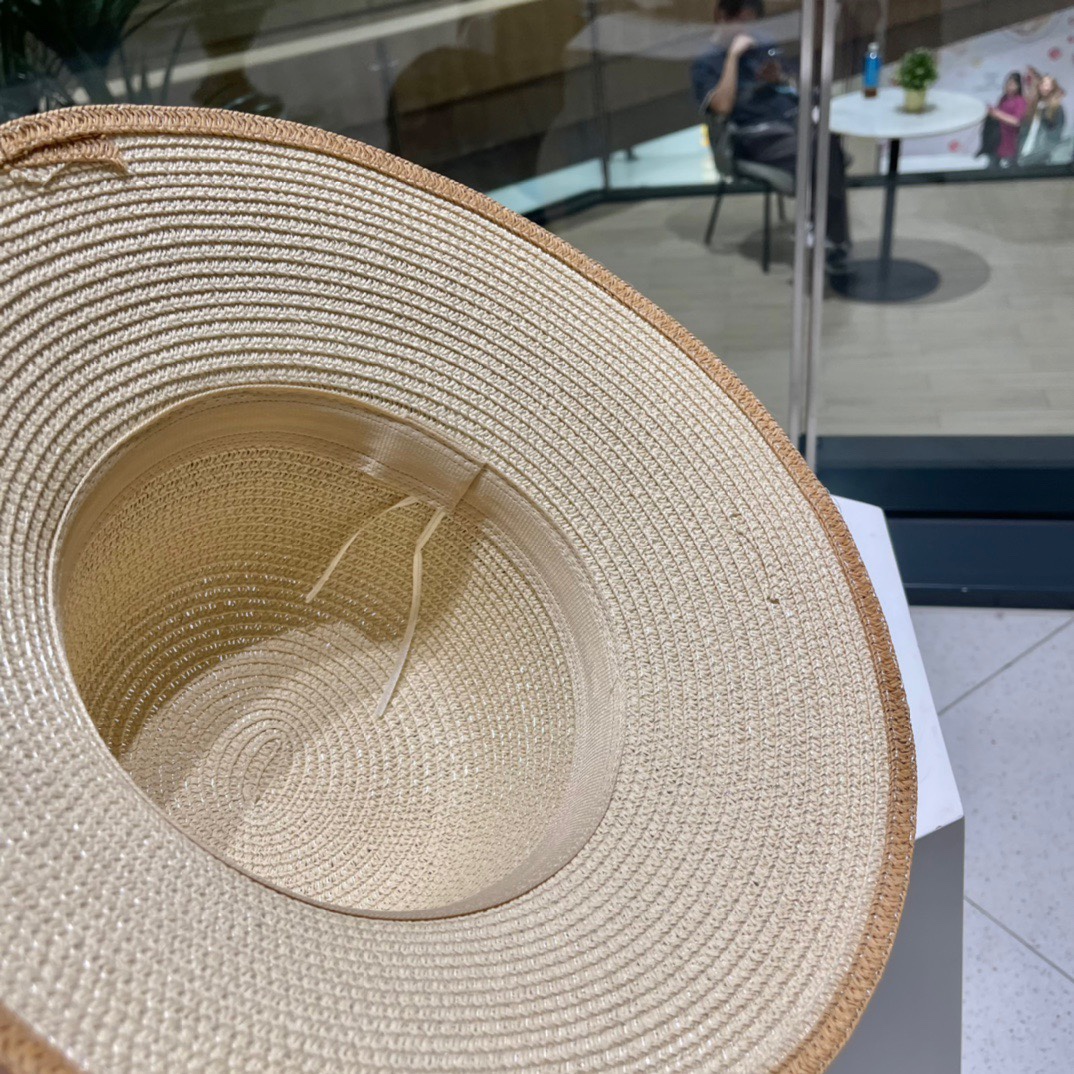  新款LV 草编经典爆款盆帽草帽礼帽🤩简约大方，百搭单品～出街首选，新款帽型超美腻